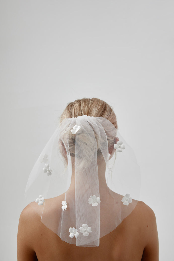 BLUSHER VEIL WITH FLOWERS