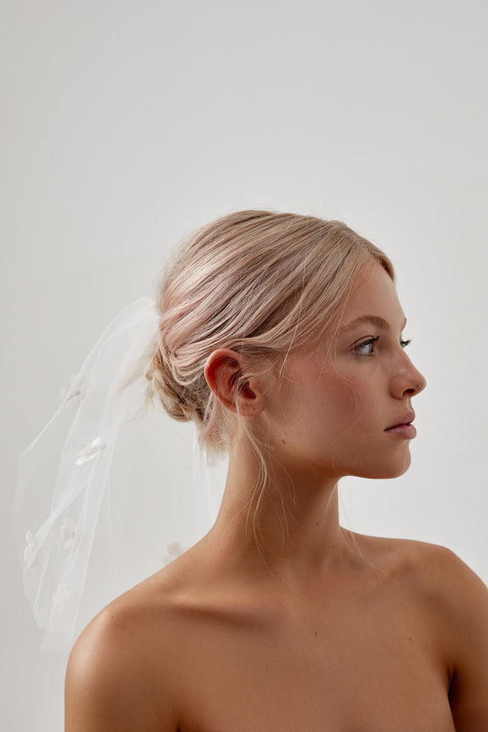 BLUSHER VEIL WITH FLOWERS