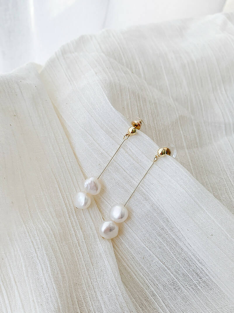 SAMANTHA – Long Drop Freshwater Pearls Earrings